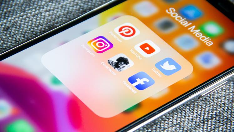 Social media icons on the iPhone Screen